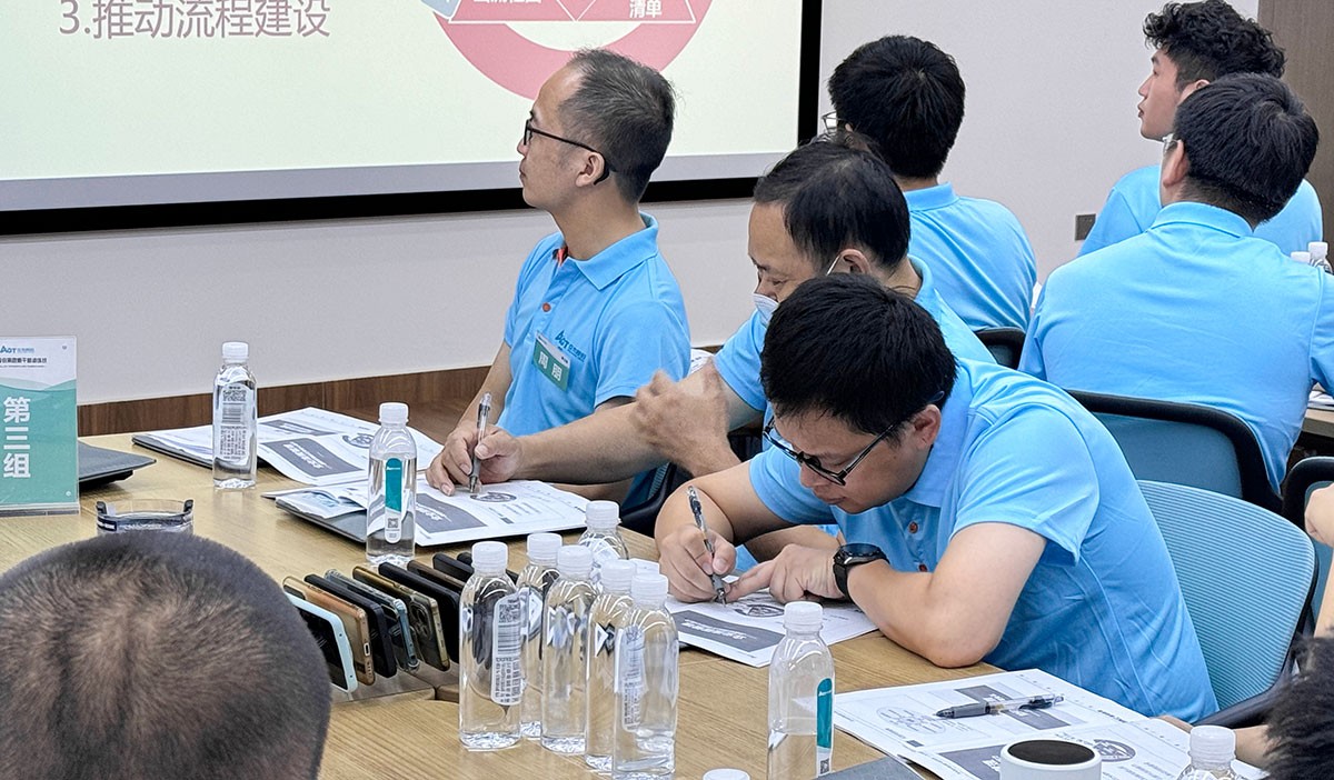 学员们认真听讲做条记